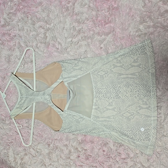 EUC Lululemon size 4 tank white and grey - Picture 4 of 6